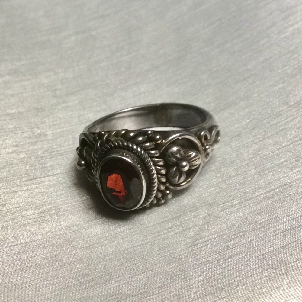 😍925 Silver Garnet Ring NWOT😍